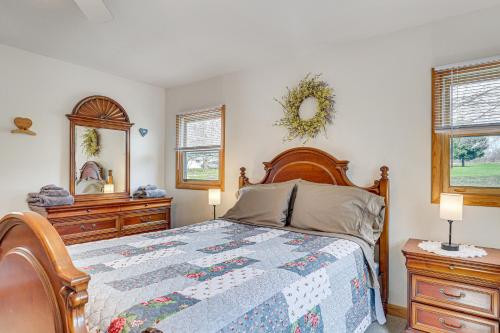 - une chambre avec un lit, deux commodes et un miroir dans l'établissement Waterfront Family Cottage on Lake Champlain, à Swanton