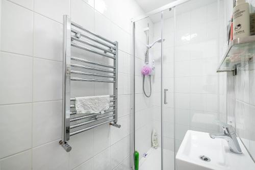 bagno bianco con lavandino e servizi igienici di Modern Rooms in Zone 2 London, Finsbury Park a Londra