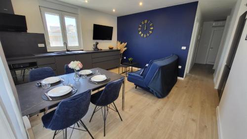 Apartments Amare في كالي: غرفة طعام مع طاولة وكراسي زرقاء