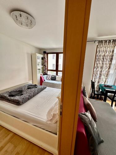Un dormitorio con 2 camas y una mesa en una habitación en City center apartment with balcony en Budapest