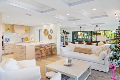 Χώρος καθιστικού στο Executive Residence at Gulfside Place Completely Renovated in 2021 Walk Out Panoramic Gulf Views