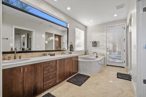 Ένα μπάνιο στο Serenity Peaks- Gorgeous Pet Friendly Villa in Scottsdale with Pool, Spa, and Bikes