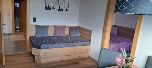 Dormitorio pequeño con cama con espejo en Ferienwohnung Steinberger, en Hippach