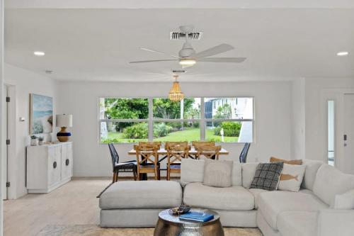 Una sala de estar con un sofá blanco y una mesa. en Sanibel Serenity- NEW Gorgeous Near Beach Villa with Pool, en Sanibel