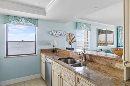 cocina con fregadero y vistas al océano en Stunning Waterfront Residence with Panoramic Water Views en Fort Myers