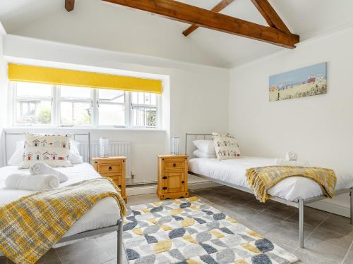 a bedroom with two beds and a window at 2 Bed in Falmouth 78621 in Penryn