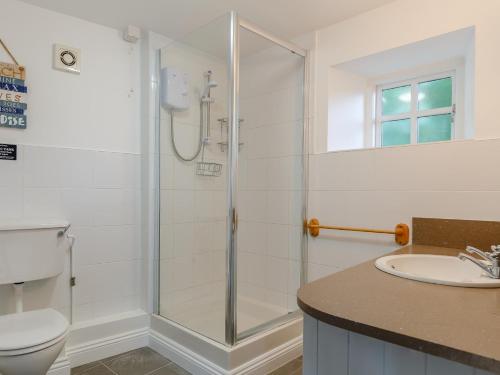 2 Bed in Falmouth 78621 في بينرين: حمام مع دش ومرحاض ومغسلة