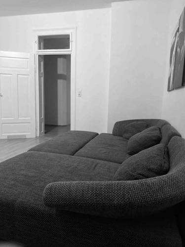 kanapę w salonie z w obiekcie G Apartments Munich w Monachium