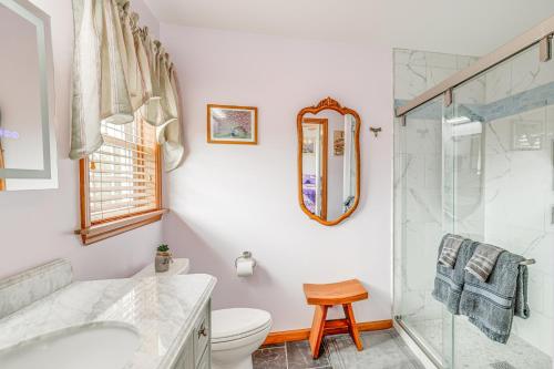 y baño con aseo y ducha. en New York Retreat with Views of Canandaigua Lake! en Rushville