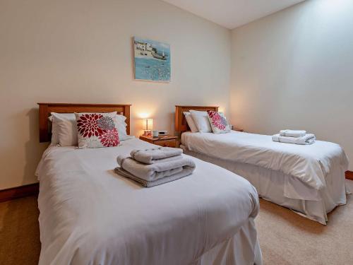 a bedroom with two beds with towels on them at 2 Bed in Helston ROSEB in Wendron