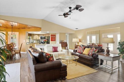 Ruang duduk di Gorgeous Golf Course Home w Pool in Cape Royal