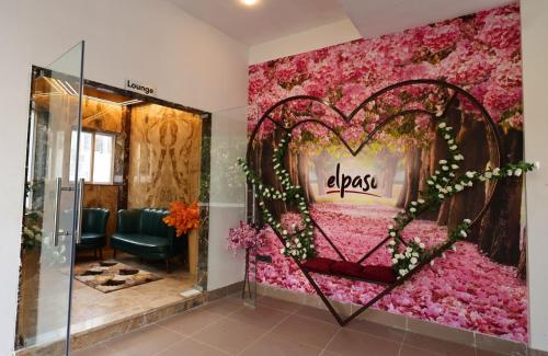una habitación con una pared del corazón con flores rosas en Hotel Elpaso, en Salem