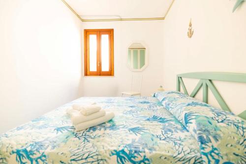 ein Schlafzimmer mit einem Bett mit Handtüchern darauf in der Unterkunft Calasole House: Mare a 2 Passi in San Vito lo Capo