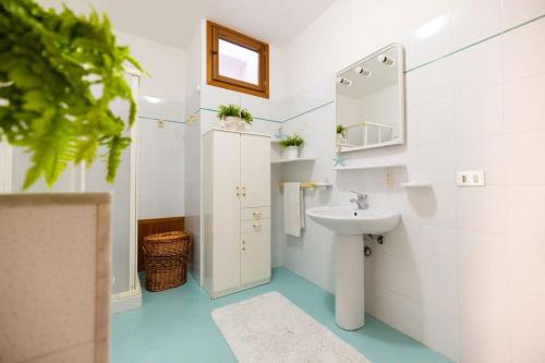 ein Badezimmer mit Waschbecken und Spiegel in der Unterkunft Calasole House: Mare a 2 Passi in San Vito lo Capo