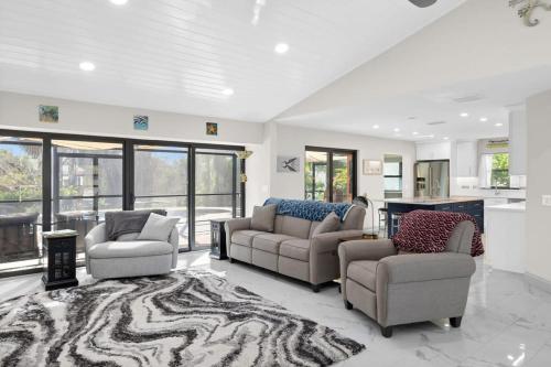 Ruang duduk di Villa Albatross- Gorgeous Ground Level Pool Home in the Dunes