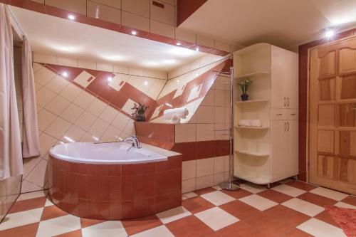 uma casa de banho com um lavatório e uma banheira num quarto em Apartamenty Bukowina em Bukowina Tatrzańska