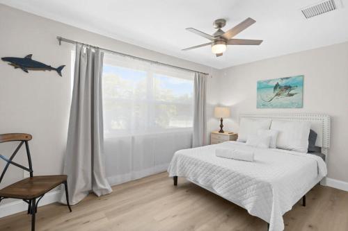 Ένα ή περισσότερα κρεβάτια σε δωμάτιο στο Newly Renovated Ground Level Home on Sanibel River