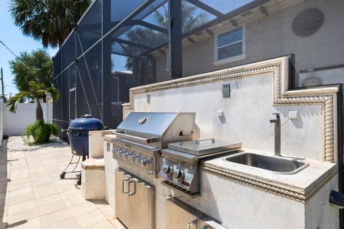 Φωτογραφία από το άλμπουμ του Gorgeous 2BR Residence with Pool and Spa at Margarita Mansion σε Fort Myers Beach