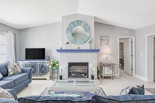 Una sala de estar con un sofá y una chimenea. en Gorgeous Pool Home in Lake Murex Sanibel, en Sanibel