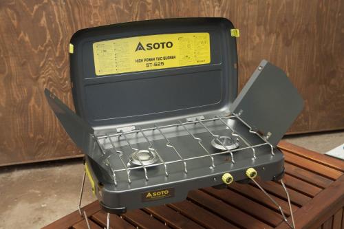 an asmo grill sitting on top of a bench at ガジュマルの庭～itoman in Ō