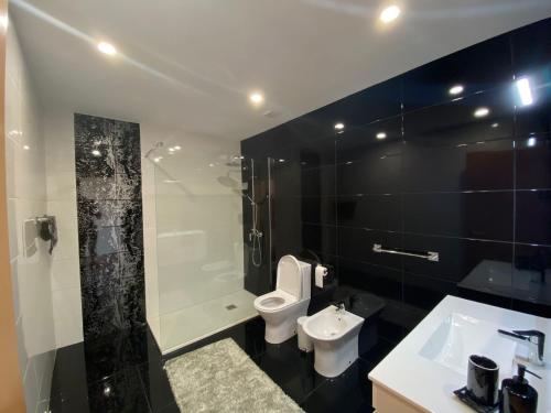 La salle de bains est pourvue de toilettes, d'une douche et d'un lavabo. dans l'établissement Paraíso Céu Azul, à Castelbuono