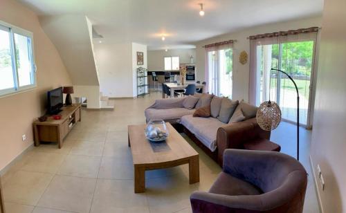 un salon avec un canapé, des chaises et une table dans l'établissement VILLA PETRETO, à Petreto-Bicchisano