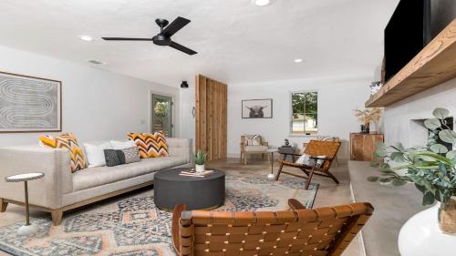 een woonkamer met een bank en een tafel bij Cava House, Hot tub, Cowboy Pool, Fire pit! in Fredericksburg