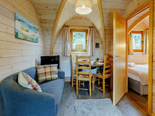 um quarto com um sofá e uma mesa numa cabina em 2 Bed in Sheinton 93396 em Leighton
