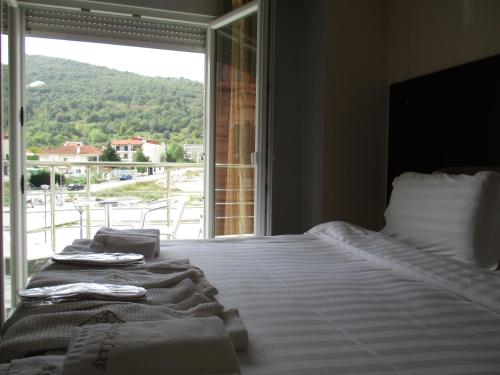 Tempat tidur dalam kamar di Kyknos De Luxe Suites & Rooms