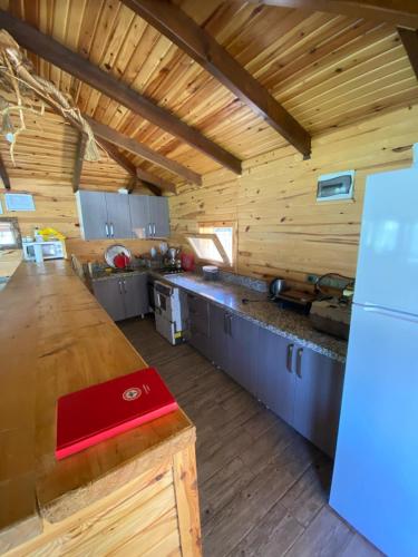 una grande cucina con un bancone in una cabina di legno di Oce Bungalow ad Ardeşen