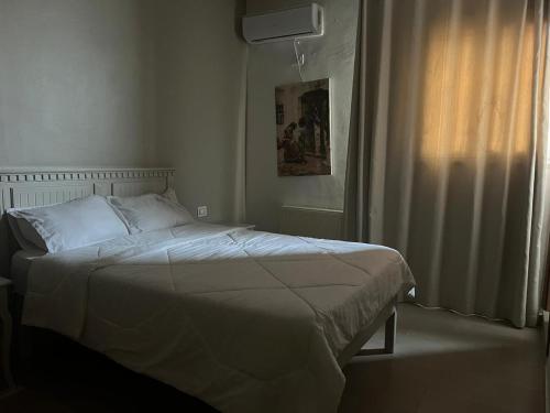 سرير أو أسرّة في غرفة في Hotel Transatlantique Tunis