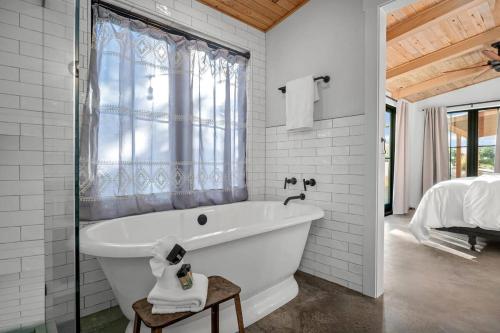 Koupelna v ubytování Hello Walls Luxury with views plus hot tub