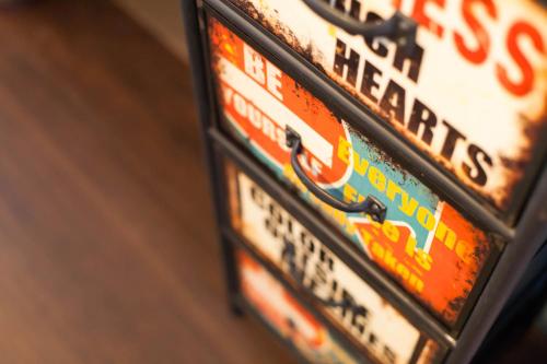 a close up of a license plate on a machine at ガジュマルの庭～itoman in Ō