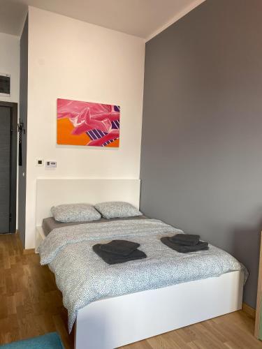 Schlafzimmer mit einem Bett mit Wandgemälde in der Unterkunft 021 Hideout in Novi Sad
