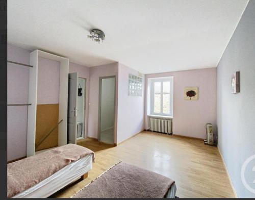 ein leeres Zimmer mit 2 Betten und einem Fenster in der Unterkunft LA PLERINNAISE 