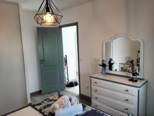 une chambre avec une commode avec un miroir et une commode avec des serviettes dans l'établissement Casa da Pitoquinha II, à Óbidos