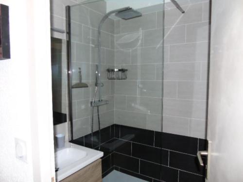 bagno con doccia, vasca e lavandino di Résidence Chamois - Studio pour 4 Personnes MAE-9324 a Modane