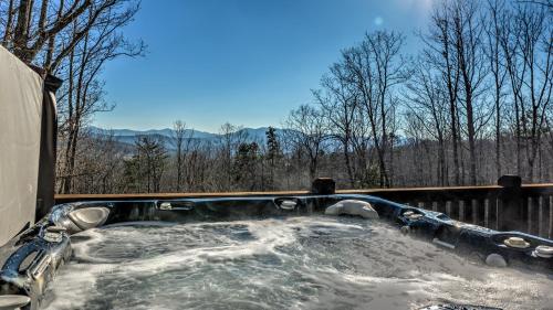 a jacuzzi tub with snow on the ground at Hawksnest in Mashburn Mill