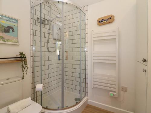 uma cabina de duche em vidro numa casa de banho com WC em The Kiln House em Weymouth