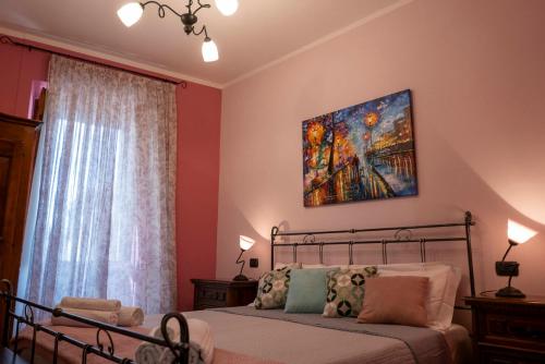 um quarto com uma cama e um quadro na parede em Appartamento Talia em Bevagna