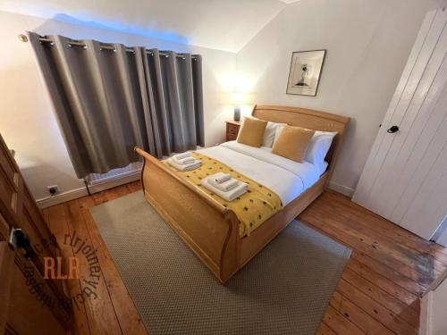 um quarto com uma cama grande e uma estrutura em madeira em Walkers paradise on the Pennine way Charlestown em Halifax