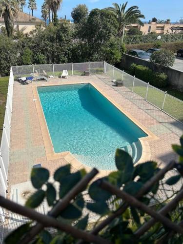 *Studio agréable avec balcon et vue sur mer*