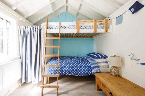Двуетажно легло или двуетажни легла в стая в Cosy self-contained annexe in Selsey