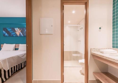 un bagno con doccia e un letto di Olímpia Park Resort - Reserve Temporada a Olímpia