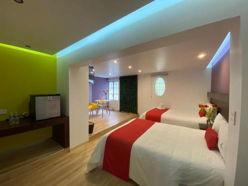 Habitación de hotel con cama y TV en Hotel Imperial, en Xalapa