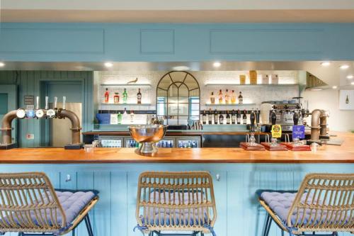 un bar con 2 sillas y un mostrador en Camber - King Room in Gastro Pub, en West Wittering