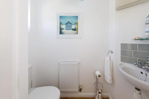 Kúpeľňa v ubytovaní Newly Refurbished Seaside Escape - 5 Mins to Beach