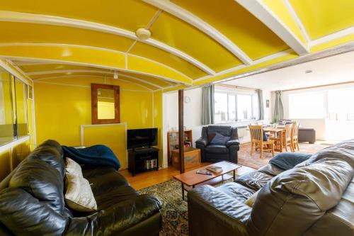 Posezení v ubytování Sunny seafront chalet - sleeps 6