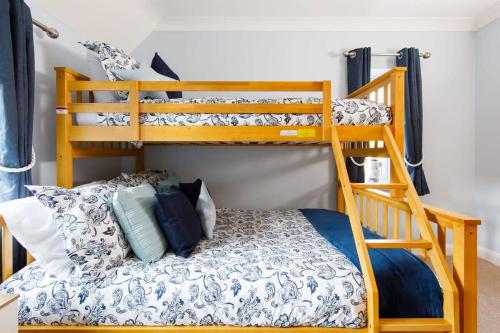a bedroom with two bunk beds and a bed at Quaint Coastal Cottage - 5 mins from Beach in West Wittering