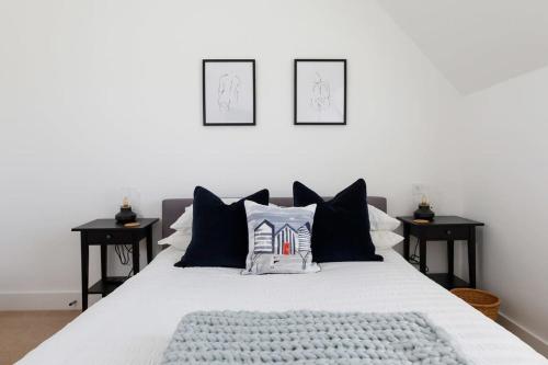 Postel nebo postele na pokoji v ubytování Gorgeous home for 12 - Walk to Beach - Sea View
